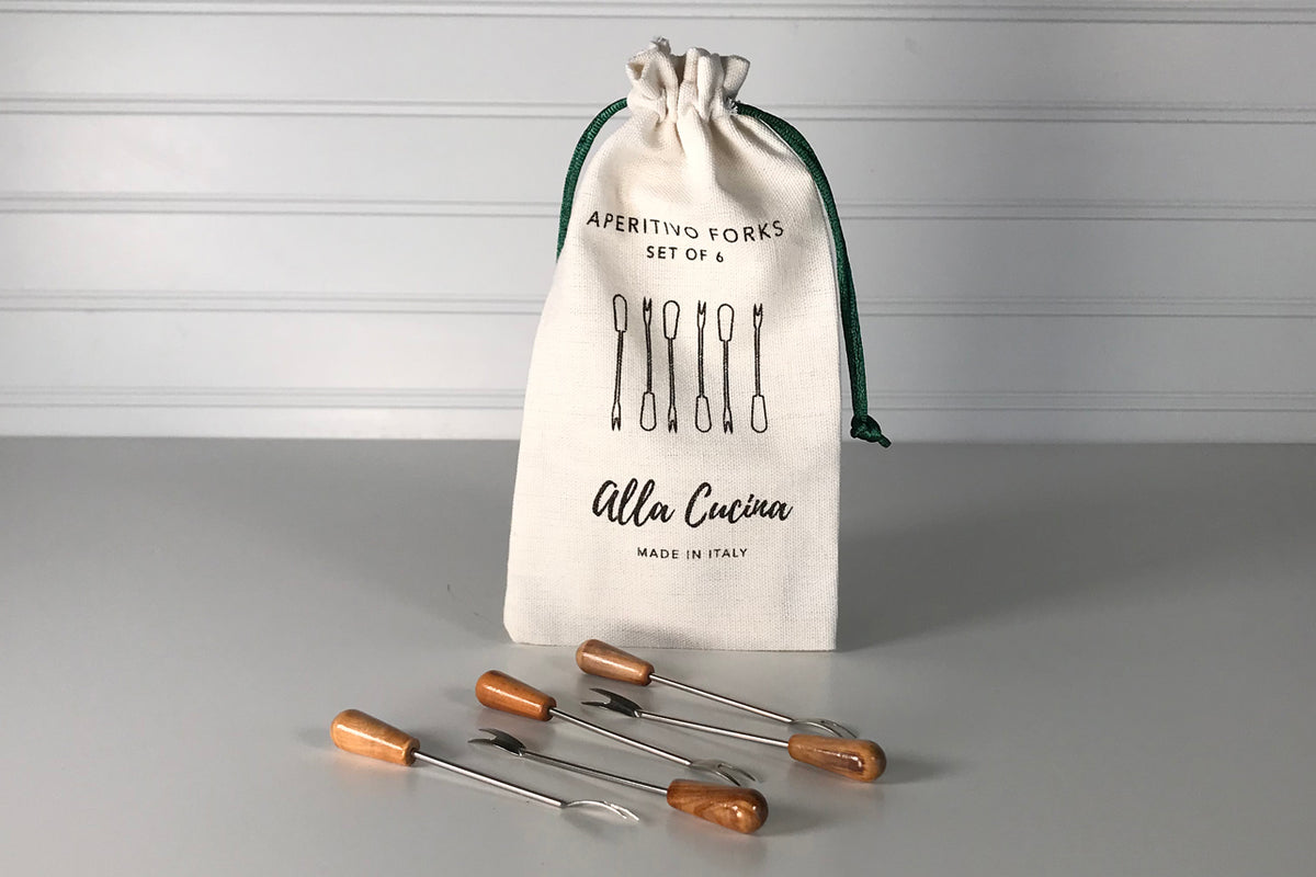 Six small forks with metal tines and olive wood handles displayed with a cream drawstring pouch.